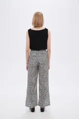 Pantalón de viscosa con estampado animal print en tonos grises y negros, de corte recto.