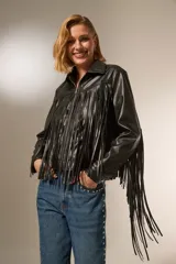 Chaqueta de cuero sintético negra con flecos en la espalda y mangas, cuello camisero, cierre frontal con cremallera y bolsillos laterales.