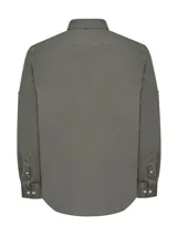 Camisa de hombre manga larga color marrón, confeccionada en popelina de algodón orgánico. Tiene cuello italiano, calce regular, bolsillo en el pecho con logo bordado y mangas ajustables con botón.