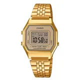 Reloj digital Casio modelo LA680WGA-9BDF de estilo vintage con acabado dorado. Posee caja de resina, correa de acero inoxidable ajustable y cristal mineral. Incluye funciones de cronómetro, alarma, calendario automático y luz LED.