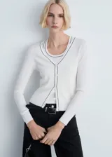 Cárdigan blanco de punto de canalé con cuello pico, cierre de botones en la parte delantera, corte slim fit, tejido elástico y manga larga.
