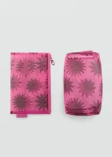 Neceser rectangular de poliéster color fucsia con estampado de soles en marrón. Cierre de cremallera y logo MNG en el lateral.