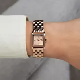 Reloj Michael Kors modelo Georgie, con caja cuadrada de acero color oro rosa y malla de eslabones del mismo material.