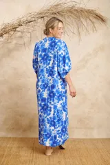 Vestido largo con estampado floral en tonos azules y blancos, cuello en V y mangas abullonadas 3/4.