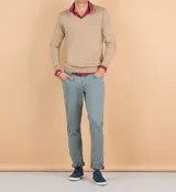 Pantalón de 5 bolsillos verde, confeccionado en sarga con mezcla de algodón y elastano, de corte slim fit y aspecto desgastado.