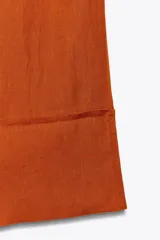 Pantalón palazzo color ladrillo confeccionado en lino 100%, de tiro medio con cintura ajustable con cordones, bolsillos laterales ocultos en costura y pierna ancha.
