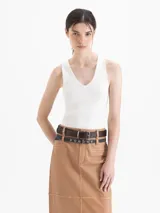 Top de punto acanalado color azul marino, con escote en V y tirantes anchos. Diseño entallado confeccionado en hilado frío con costuras verticales decorativas.