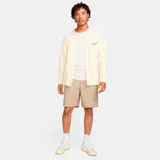 Short color beige de corte chino, con logo de Nike bordado en la pierna izquierda.