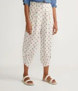 Pantalón modelo aladino en viscolino, con cintura elástica, bolsillos laterales y puños diferenciados. Estampado de mini tucanes.