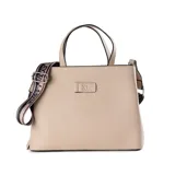 Cartera tipo tote de símil cuero color taupe, con doble asa corta y correa larga regulable con estampado de letras multicolor. Tiene cierre principal con botón imantado y solapa con logo XL grabado.