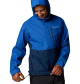 Cortaviento negro para hombre con tecnología Omni-Tech™ que ofrece impermeabilidad y transpirabilidad, capucha ajustable, y bolsillos con cremallera.