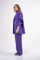 Blazer violeta de corte oversized con solapas de muesca y bolsillos de parche.