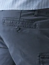 Bermuda de gabardina color marrón con múltiples bolsillos tipo cargo.