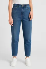 Pantalón de jean azul de corte recto, tiro alto y calce ajustado.