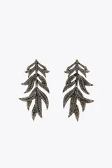 Par de aros colgantes metálicos con forma de hojas en relieve y aplicación de joyas a contraste. Cierre con tuerca.