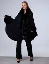 Ruana tejida color crema de la marca Adrienne Vittadini, con cuello, delantera y puños con aplique en símil piel. Delantera con abertura central y botón trenca.