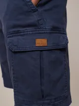 Bermuda cargo azul marino de sarga, con bolsillos laterales y traseros con solapa.