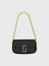 Bolso bandolera Marc Jacobs The Mini, color crema, con correa ancha de tela con logo de la marca y cadena dorada decorativa.