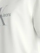 Remera blanca de algodón con cuello redondo y mangas cortas. Estampado frontal con el monograma CK y el nombre de la marca en color gris.