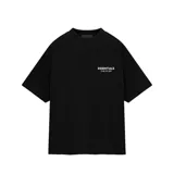 Camiseta negra de algodón con logo "ESSENTIALS FEAR OF GOD" estampado en el pecho. Corte oversize y cuello redondo.