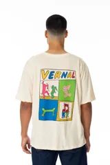 Remera color crudo de algodón con estampado en la espalda de cuatro recuadros con figuras de estilo Keith Haring y la palabra "VERNAL" en la parte superior.