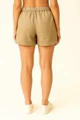 Short color borgoña de lino, tiro alto y cintura elastizada.