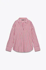 Camisa de manga larga con cuello solapa y cierre frontal con botones.