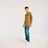 Remera gris jaspeado de manga corta con cuello redondo y logo de Caterpillar estampado en el pecho.
