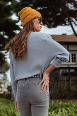 Camisa elegante con volados frontales, de corte clásico y color claro.