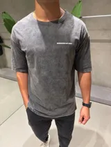 Remera oversize de algodón 100% color gris oscuro con efecto lavado. Estampado en la espalda con el texto "BOHEMIAN DSG CERTIFIED AUTHENTIC STREETWEAR only good news".