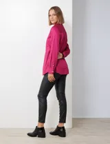 Camisa de algodón satinado color blanco, marca Ruby Rd. Cuello con solapa, abertura central con botones y bolsillo aplicado en el pecho.