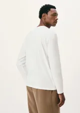 Camiseta negra de manga larga con cuello redondo.