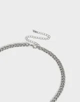 Collar corto dorado con cadena de eslabones y dijes colgantes de corazones con diferentes diseños.
