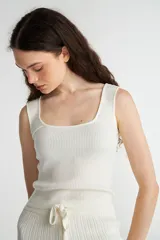 Top sin mangas de punto ajustado, color blanco, con diseño de canalé.