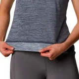 Remera deportiva Columbia color gris con estampado de líneas horizontales y logo de la marca en el pecho.
