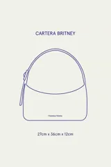 Cartera negra de lona semi impermeable con cierre metálico, forrería de gross y bolsillo interno. Tiene tira regulable y etiqueta blanca con texto en el frente.