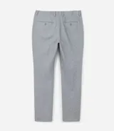 Pantalón de vestir gris claro con textura, de corte recto, con bolsillos laterales y traseros. Se ajusta a la cintura con cinturón de cuero negro.