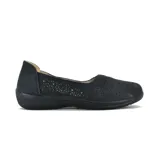 Zapato negro de diseño cómodo, con perforaciones decorativas y suela antideslizante.