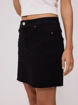 Minifalda negra de jean con terminación desflecada.