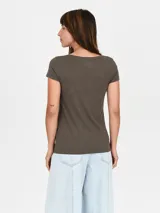 Remera de manga corta color crema, con cuello redondo.