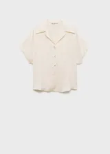 Camisa color crema de manga corta con tejido satinado, corte regular, cuello camisero y cierre delantero con botones.