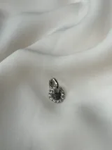 Aro pequeño plateado con forma circular, con strass incrustados. Se vende por unidad.