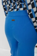 Pantalón de viscosa color celeste, de corte recto y tiro alto.