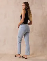Pantalón jean celeste con bolsillos cargo laterales, pretina con pasadores, botón y cierre.