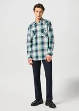 Camisa Wrangler de hombre a cuadros verdes, azules y blancos, de manga larga, con dos bolsillos frontales con cierre de botón y cuello americano.