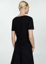 Camiseta negra de algodón con cuello en V y mangas cortas.
