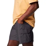 Short color beige con bolsillos laterales tipo cargo con cierre de velcro, bolsillos traseros con cierre de velcro y bolsillo de seguridad con cremallera.