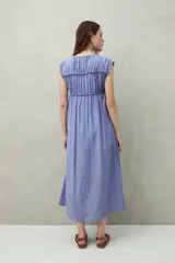 Vestido largo lila con escote con lazo, mangas cortas y frunces en el pecho.