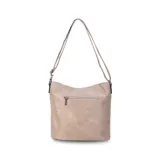 Bandolera beige de símil cuero con dos bolsillos frontales con cierre, un bolsillo trasero, tres bolsillos internos y correa larga regulable.
