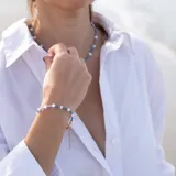 Pulsera elástica con cuentas de cristal checo azul, perlas de río y detalle de aguamarina.